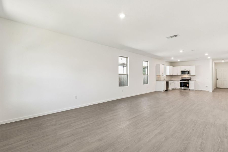 Spacious, unfurnished interior of a new home in Mavera, Conroe (Image 15).