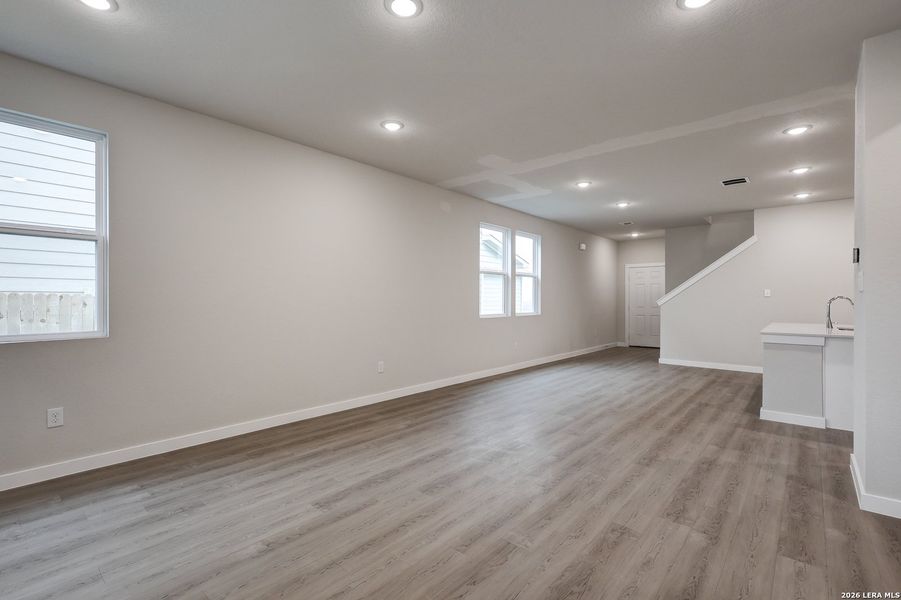 Spacious, unfurnished interior of a new home in Mesa Vista, San Antonio (Image 19).