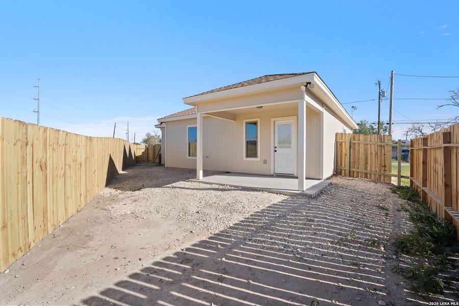Exterior details and patio area of a home in , Del Rio (Image 3).