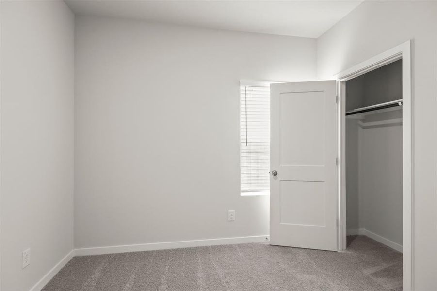 Spacious, unfurnished interior of a new home in Sherwood Glen, Conroe (Image 3).