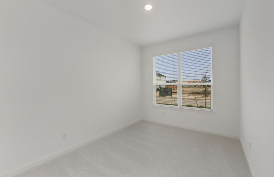 Spacious, unfurnished interior of a new home in Sunfield, Buda (Image 13).