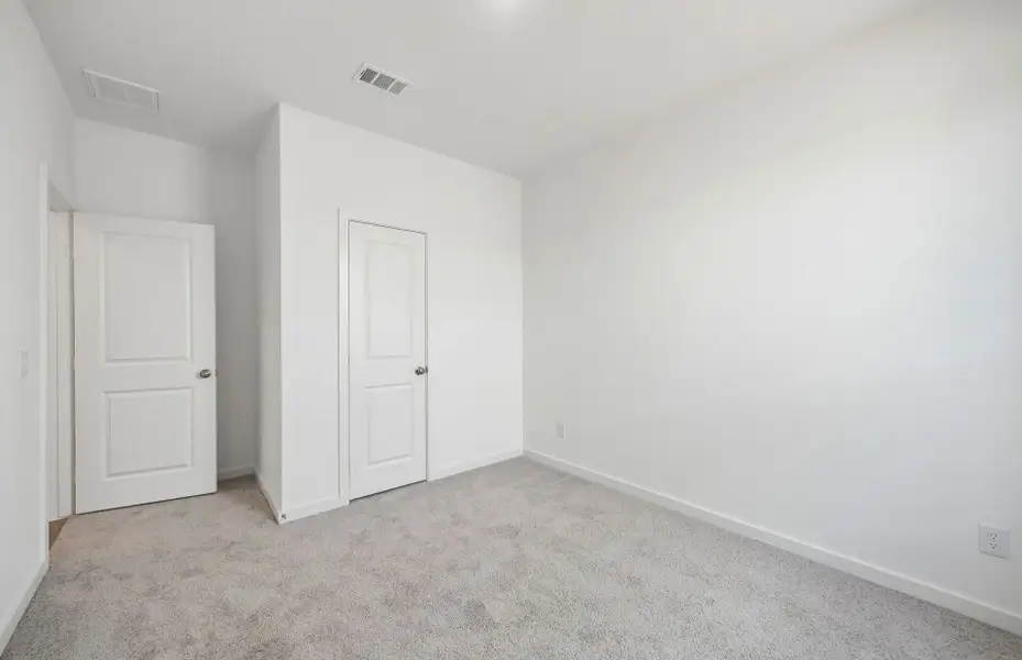 Spacious, unfurnished interior of a new home in Ryehill, Sugar Land (Image 16).
