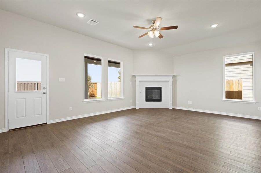 Spacious, unfurnished interior of a new home in Rocky Creek Crossing, Fort Worth (Image 8). Spacious, unfurnished interior of a new home in Rocky Creek Crossing, Fort Worth (Image 8).