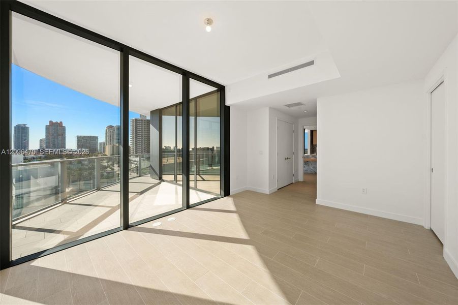 Spacious, unfurnished interior of a new home in , Miami Beach (Image 29).