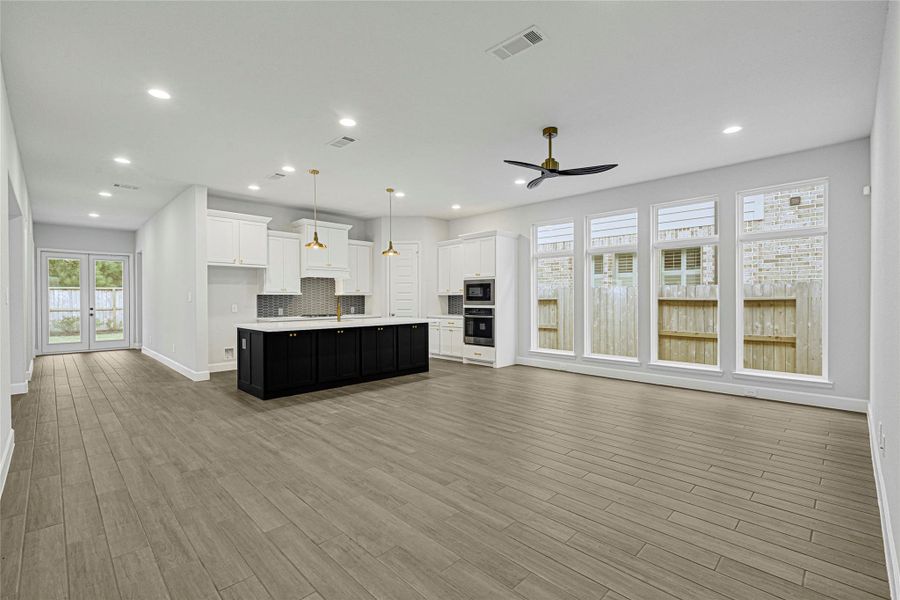 Spacious, unfurnished interior of a new home in Grand Central Park 45', Conroe (Image 17). Spacious, unfurnished interior of a new home in Grand Central Park 45', Conroe (Image 17).