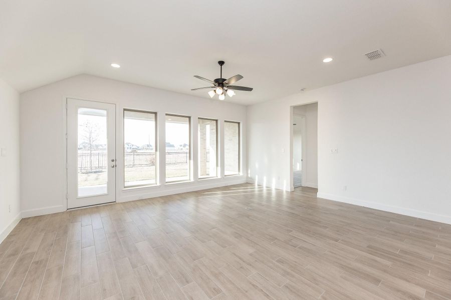 Spacious, unfurnished interior of a new home in Jordan Ranch, Fulshear (Image 23).