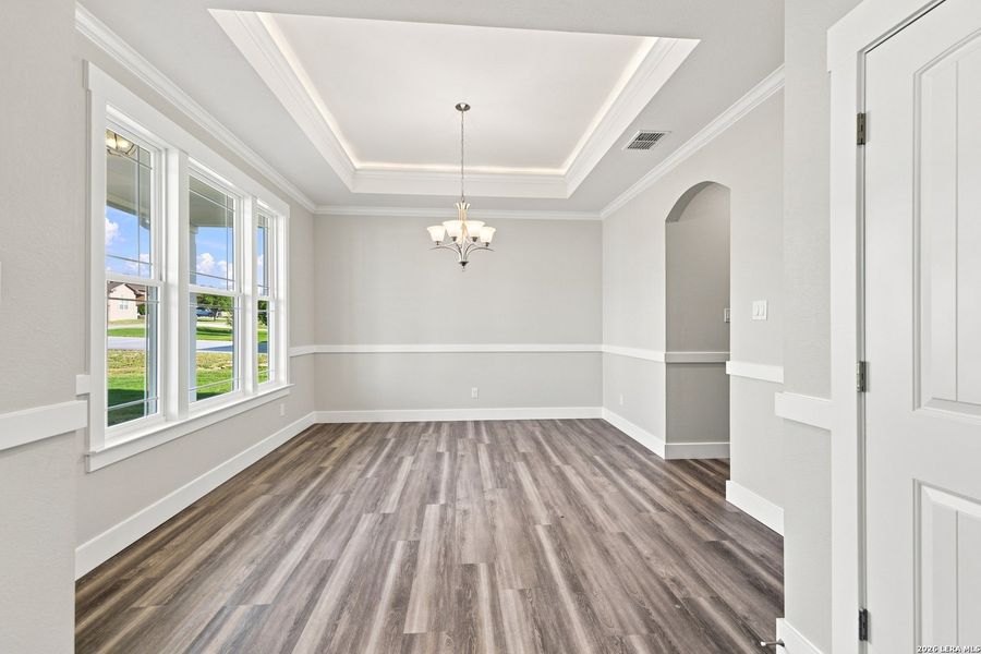 Spacious, unfurnished interior of a new home in Las Palomas Country Club Estates, La Vernia (Image 37).