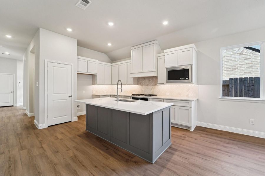 Furnished interior view inside a new home in Evergreen 40', Conroe (Image 11).