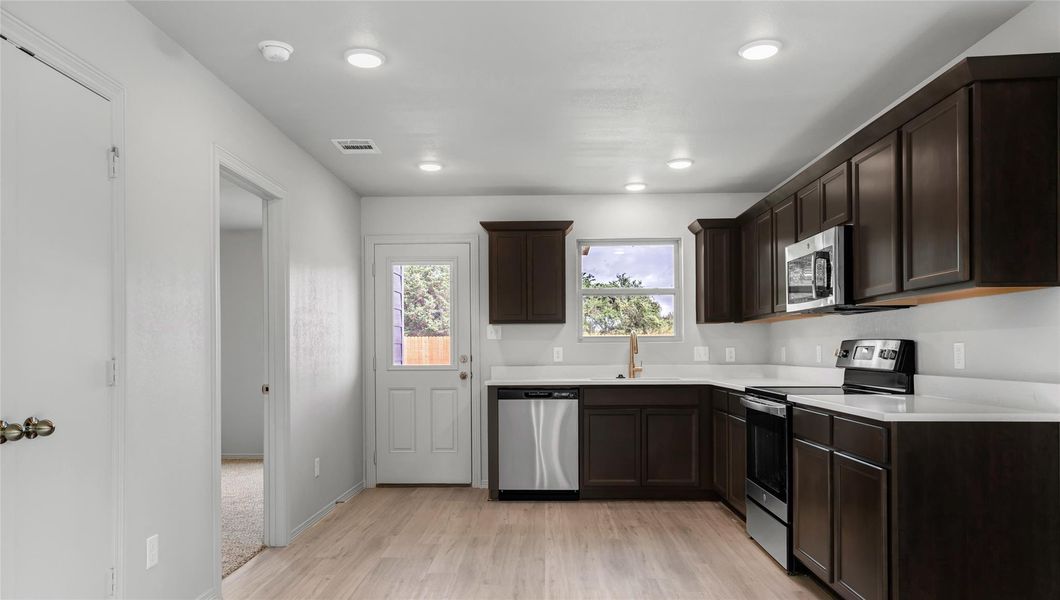 **Photos are sample photos of similar plan. Colors and features might vary** **Photos are sample photos of similar plan. Colors and features might vary**