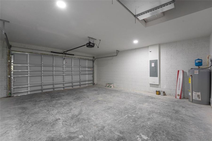 Spacious, unfurnished interior of a new home in , Citrus Springs (Image 24).