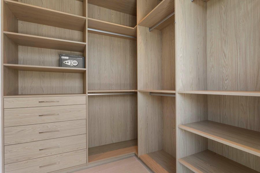 Spacious, unfurnished interior of a new home in , Fort Lauderdale (Image 18).