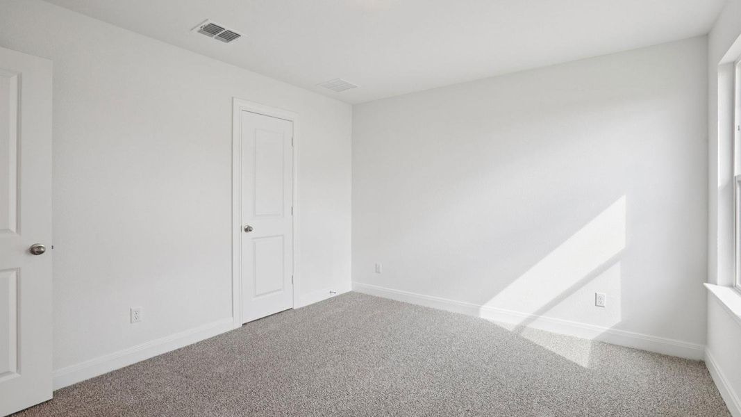 Spacious, unfurnished interior of a new home in Railhead, Cedar Creek (Image 14).