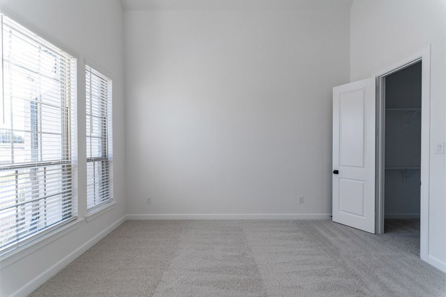 Spacious, unfurnished interior of a new home in Heath Golf & Yacht Club, Heath (Image 58).