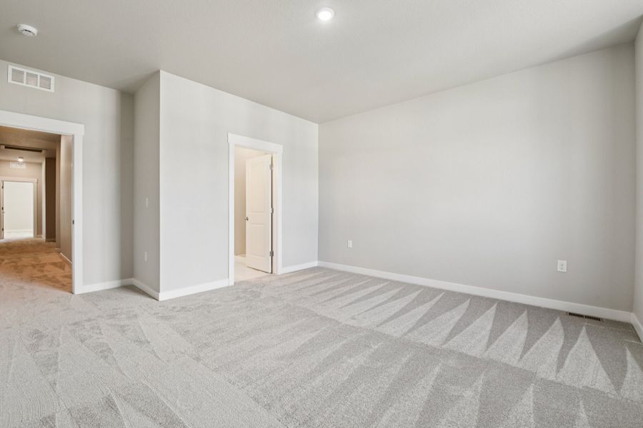 Spacious, unfurnished interior of a new home in Highlands at Fox Hill, Longmont (Image 15).
