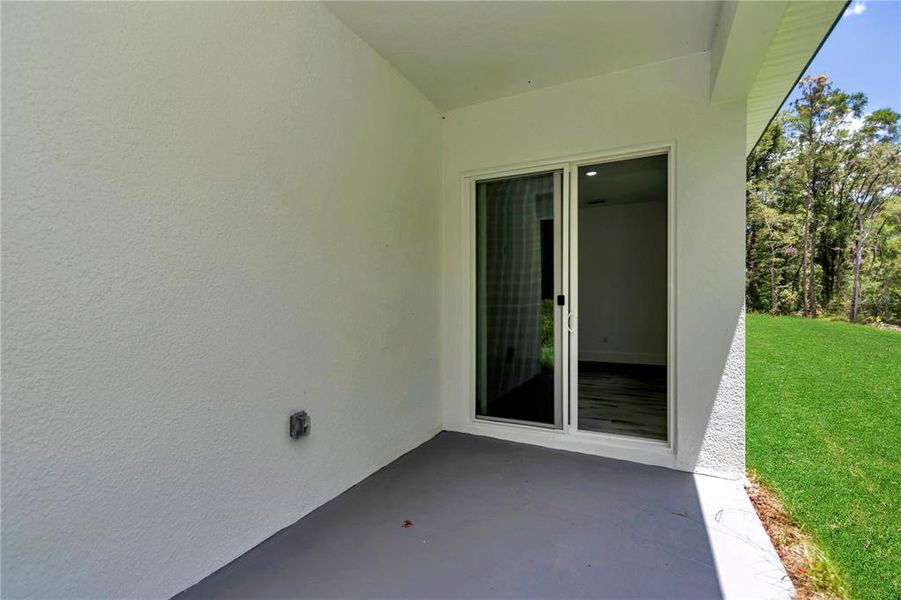 Exterior details and patio area of a home in , Dunnellon (Image 26).