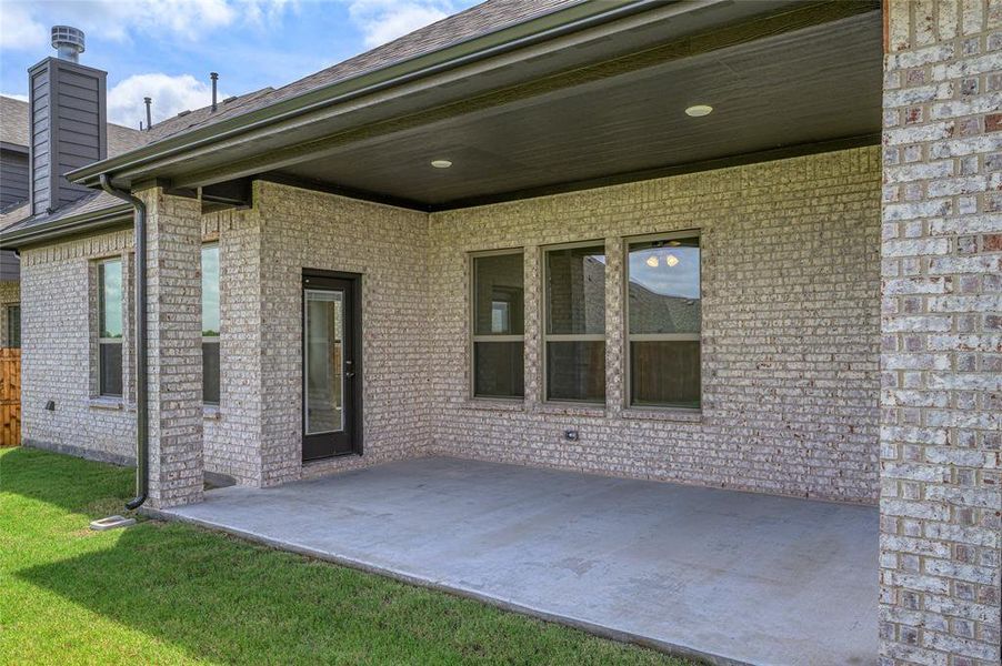 Exterior details and patio area of a home in Stone River Glen, Royse City (Image 23).