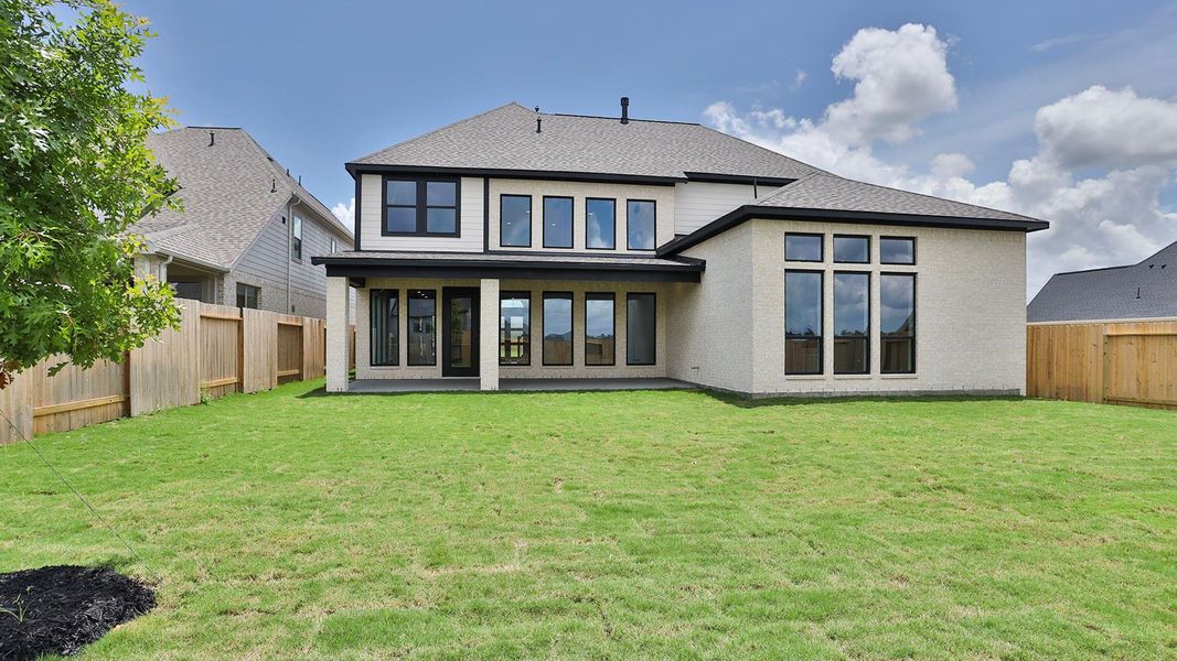 Exterior details and patio area of a home in Briarley, Montgomery (Image 3).