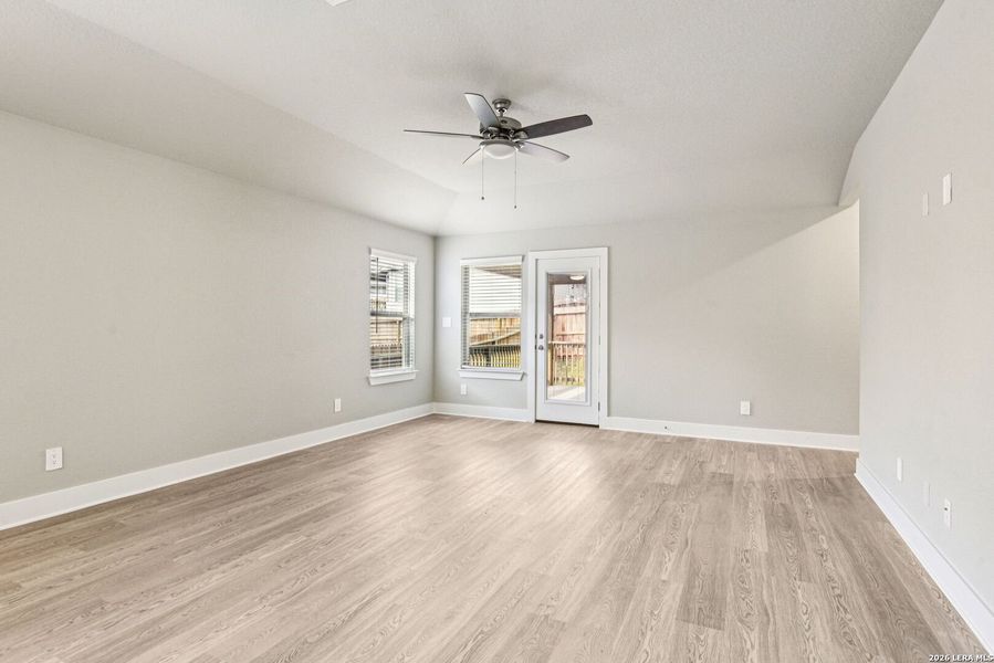 Spacious, unfurnished interior of a new home in Lark Canyon, New Braunfels (Image 22).