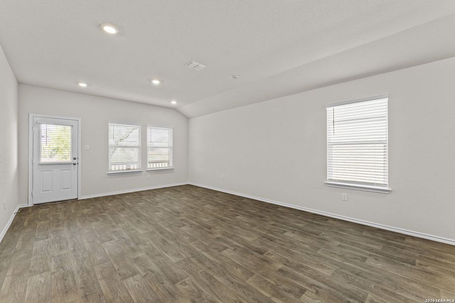 Spacious, unfurnished interior of a new home in Laurel Vistas, San Antonio (Image 20).