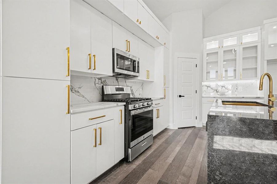 Furnished interior view inside a new home in , Dallas (Image 11).