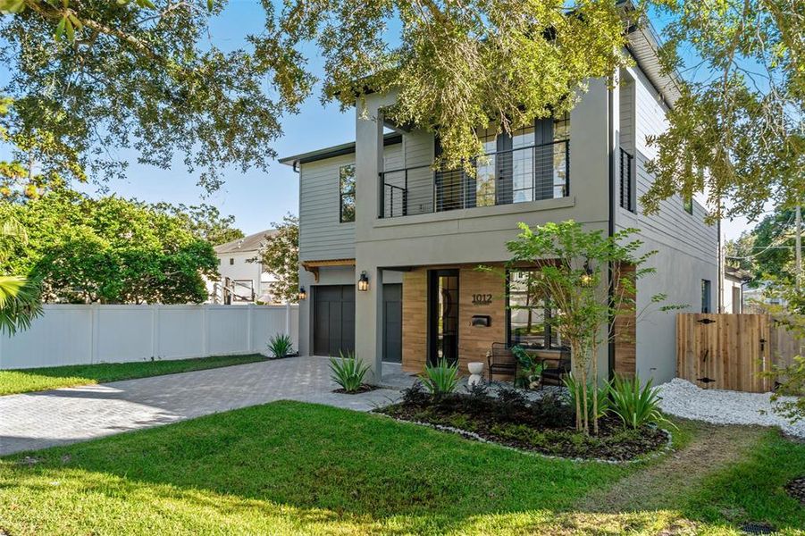 Exterior details and patio area of a home in College Park, Orlando (Image 31).