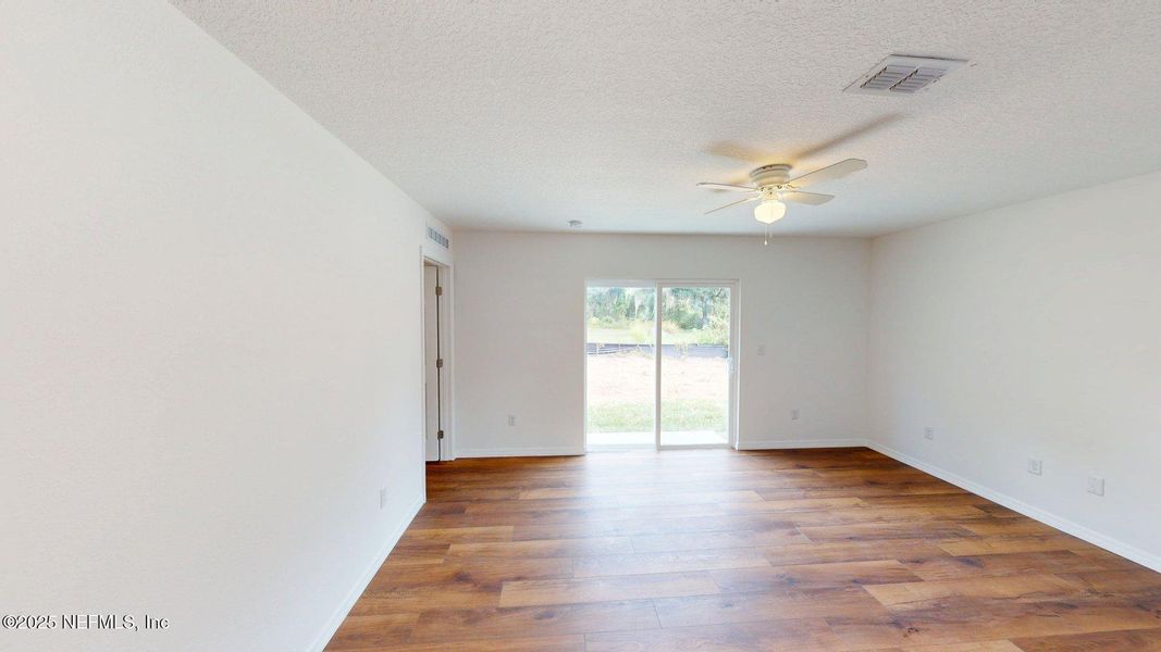 Spacious, unfurnished interior of a new home in , Green Cove Springs (Image 7).