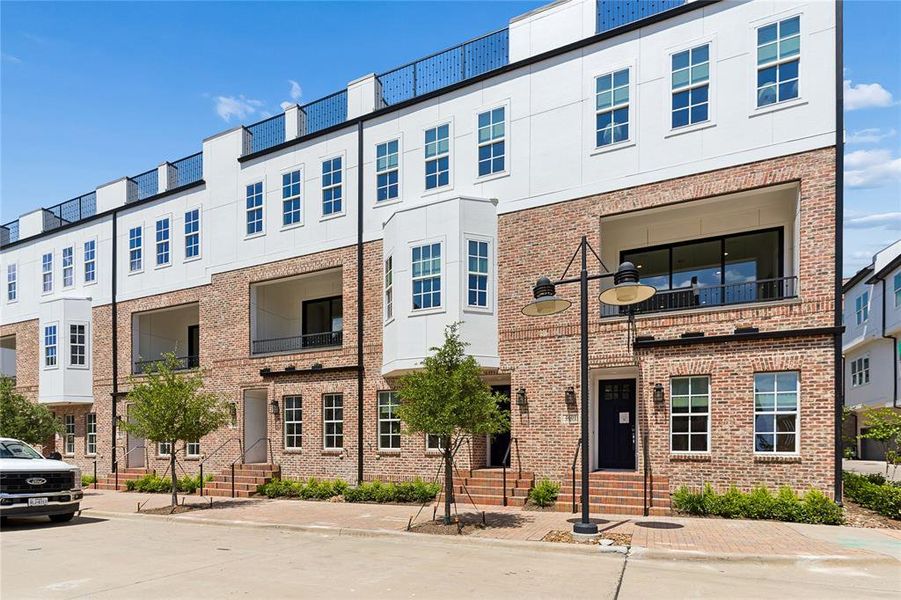 Condo located in Dallas, TX showcasing its design and architecture (Image 4).