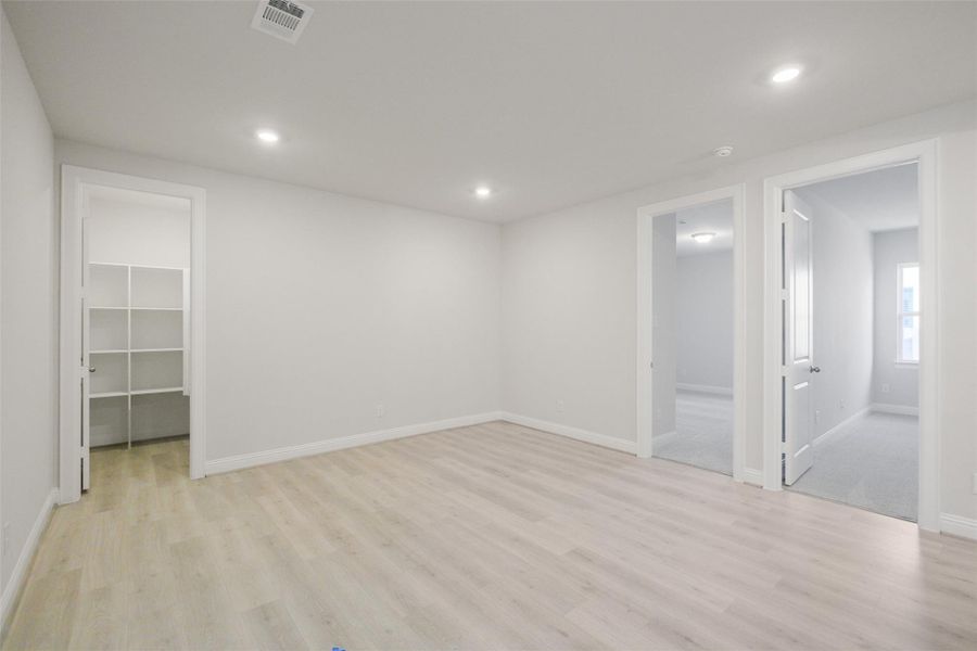 Spacious, unfurnished interior of a new home in Sienna 65', Missouri City (Image 33).