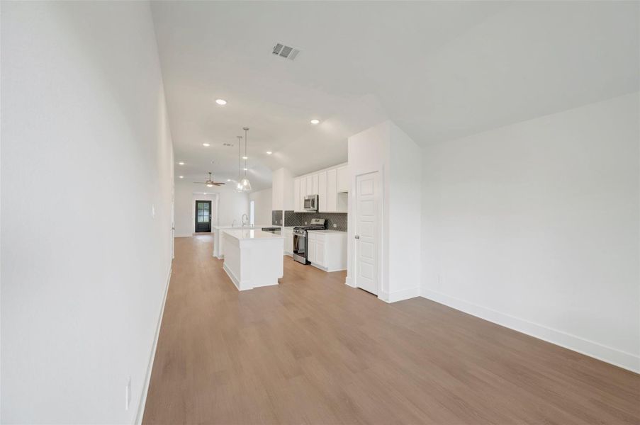 Spacious, unfurnished interior of a new home in Sorella, Tomball (Image 24).