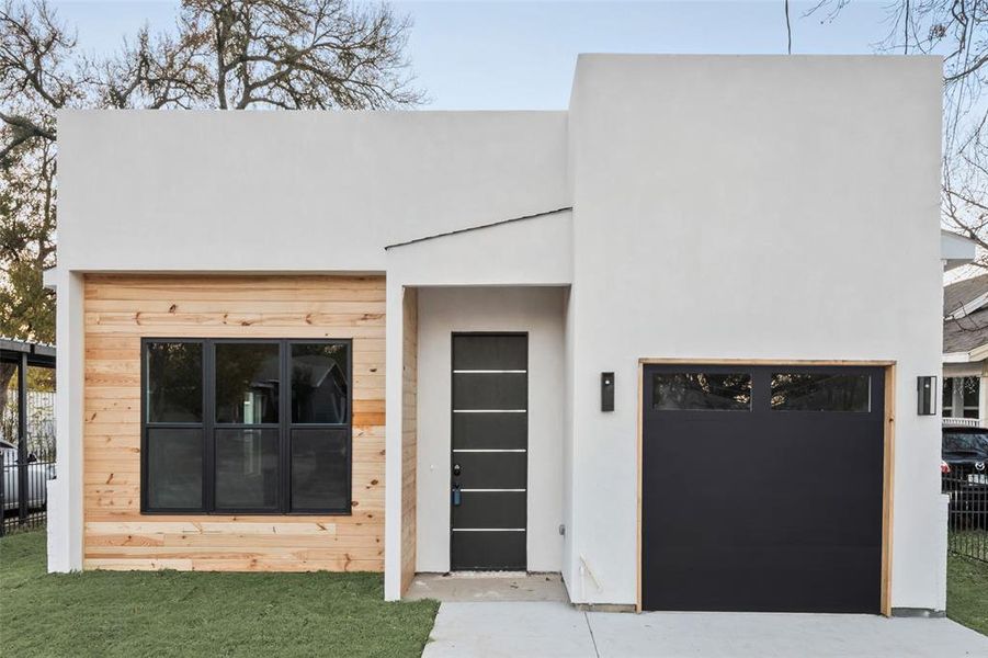 Exterior details and patio area of a home in , Dallas (Image 3).