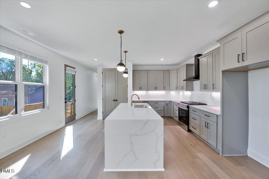 11-732 Hopkins St-11