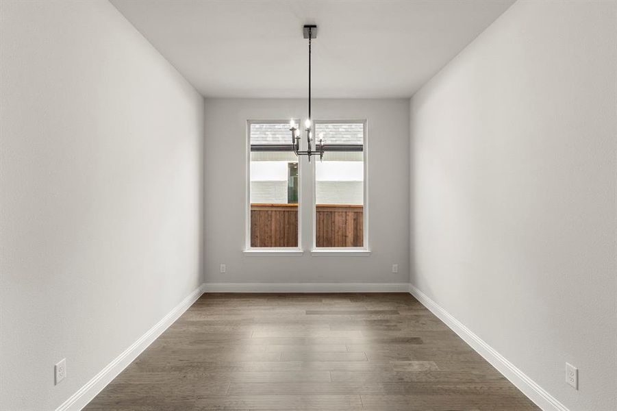 07. 309 Bee Balm - Dining (2) 07. 309 Bee Balm - Dining (2)