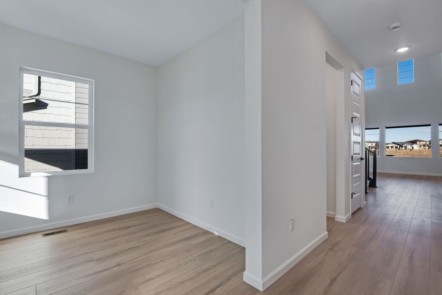 Spacious, unfurnished interior of a new home in Sterling Ranch, Littleton (Image 22).