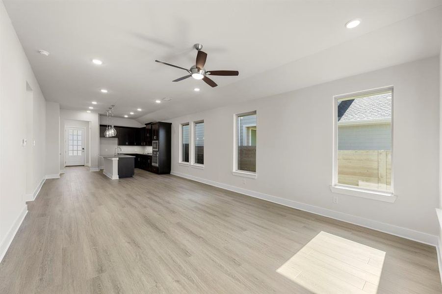 16. 3117 Eddington - Family (3) 16. 3117 Eddington - Family (3)