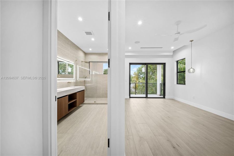 Spacious, unfurnished interior of a new home in , Fort Lauderdale (Image 40).