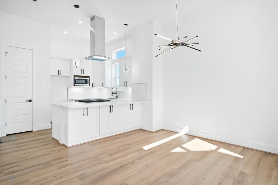 Bright Kitchen with extra cabinets under the breakfast bar area