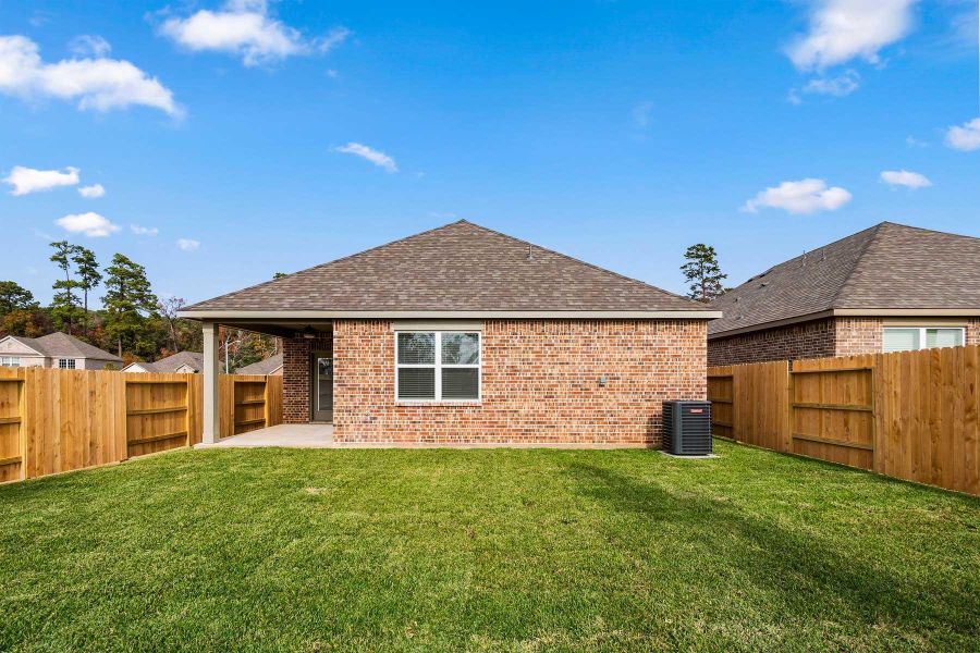Exterior details and patio area of a home in Wedgewood Forest, Conroe (Image 3).