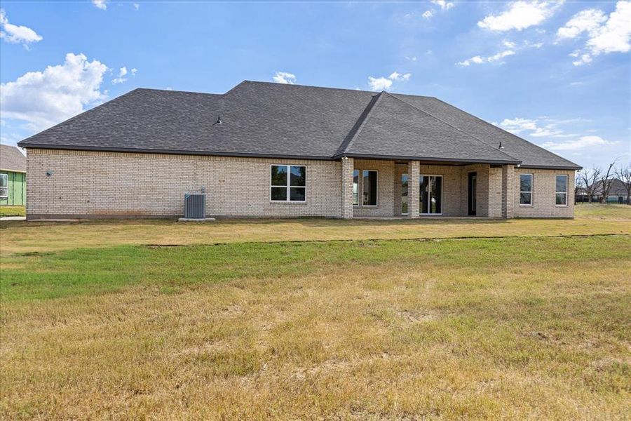 Exterior details and patio area of a home in Pecan Plantation, Granbury (Image 4).