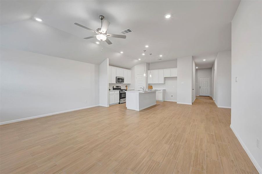 Spacious, unfurnished interior of a new home in Mobberly Farms, Pilot Point (Image 27).