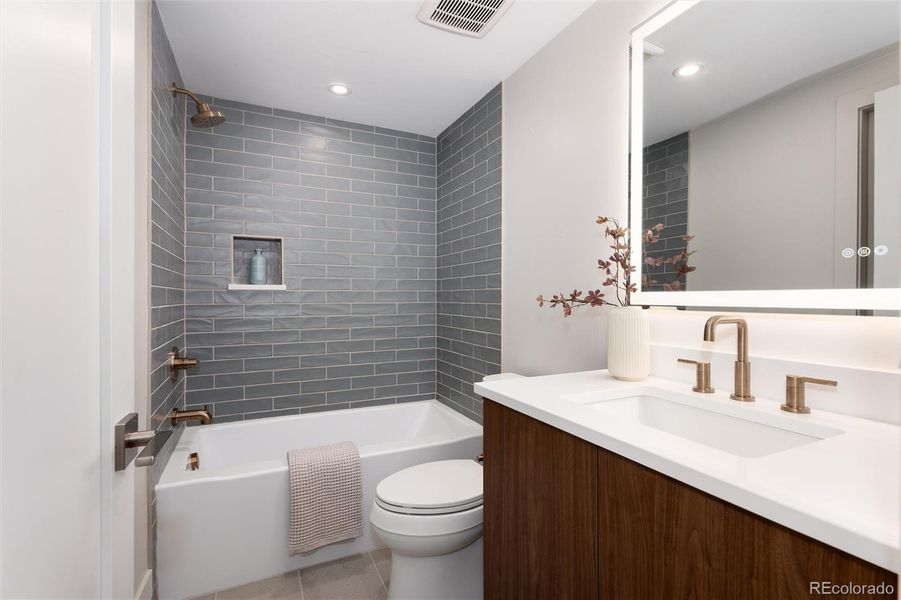 Ensuite Bathroom to Bedroom #4