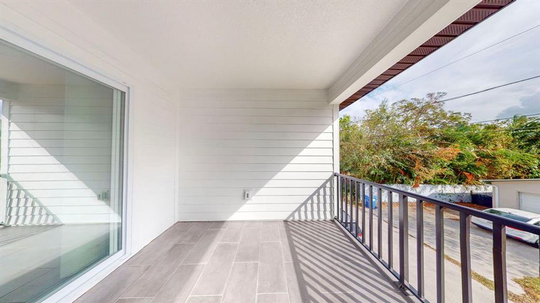Exterior details and patio area of a home in , St. Petersburg (Image 33).