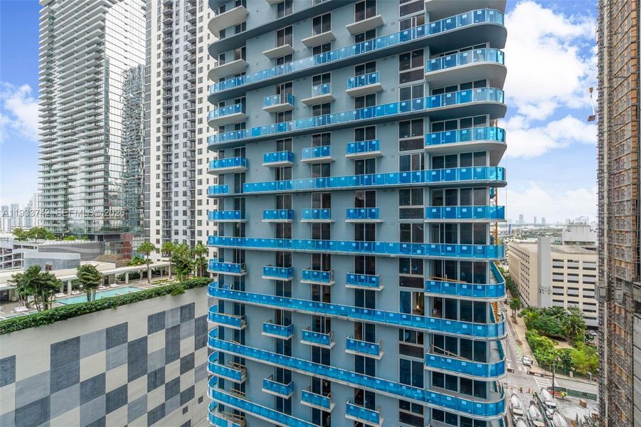 Condo located in Miami, FL showcasing its design and architecture (Image 3).