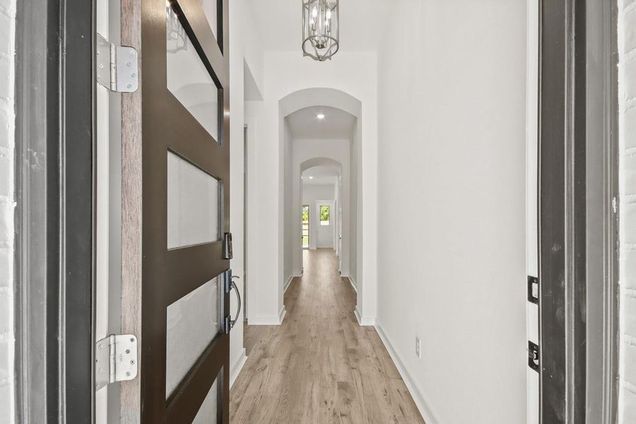 Spacious, unfurnished interior of a new home in Evergreen, Conroe (Image 14).