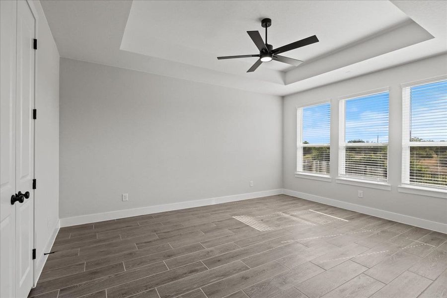 Spacious, unfurnished interior of a new home in Village at Three Oaks, Seguin (Image 27).