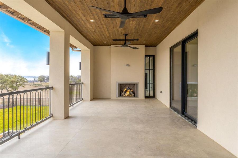 Exterior details and patio area of a home in Fleming Pointe, Fort Worth (Image 24).