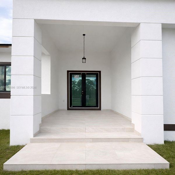 Exterior details and patio area of a home in , Naples (Image 13).