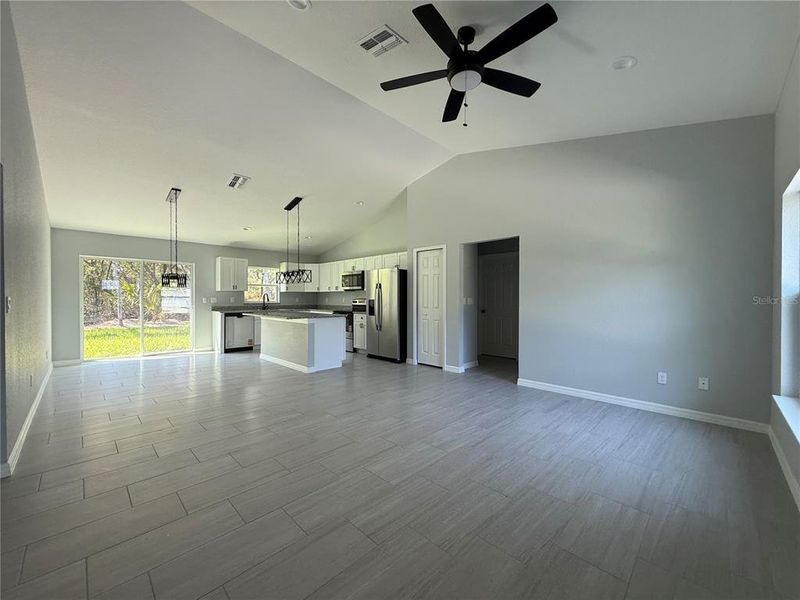 Spacious, unfurnished interior of a new home in , Ocala (Image 4).