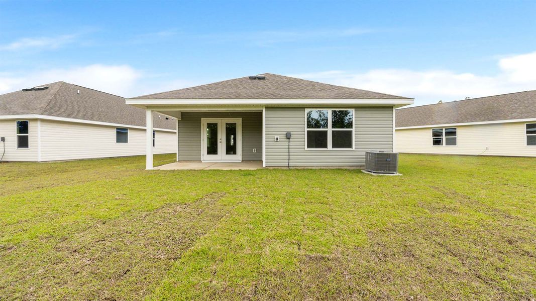Exterior details and patio area of a home in Titus Park, Panama City (Image 3).