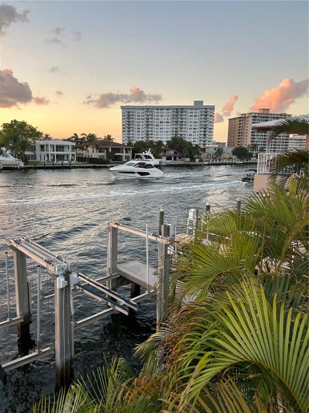Condo located in Hallandale Beach, FL showcasing its design and architecture (Image 17).