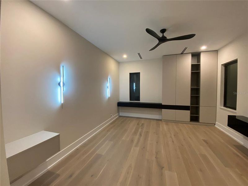 Spacious, unfurnished interior of a new home in , Sarasota (Image 14).